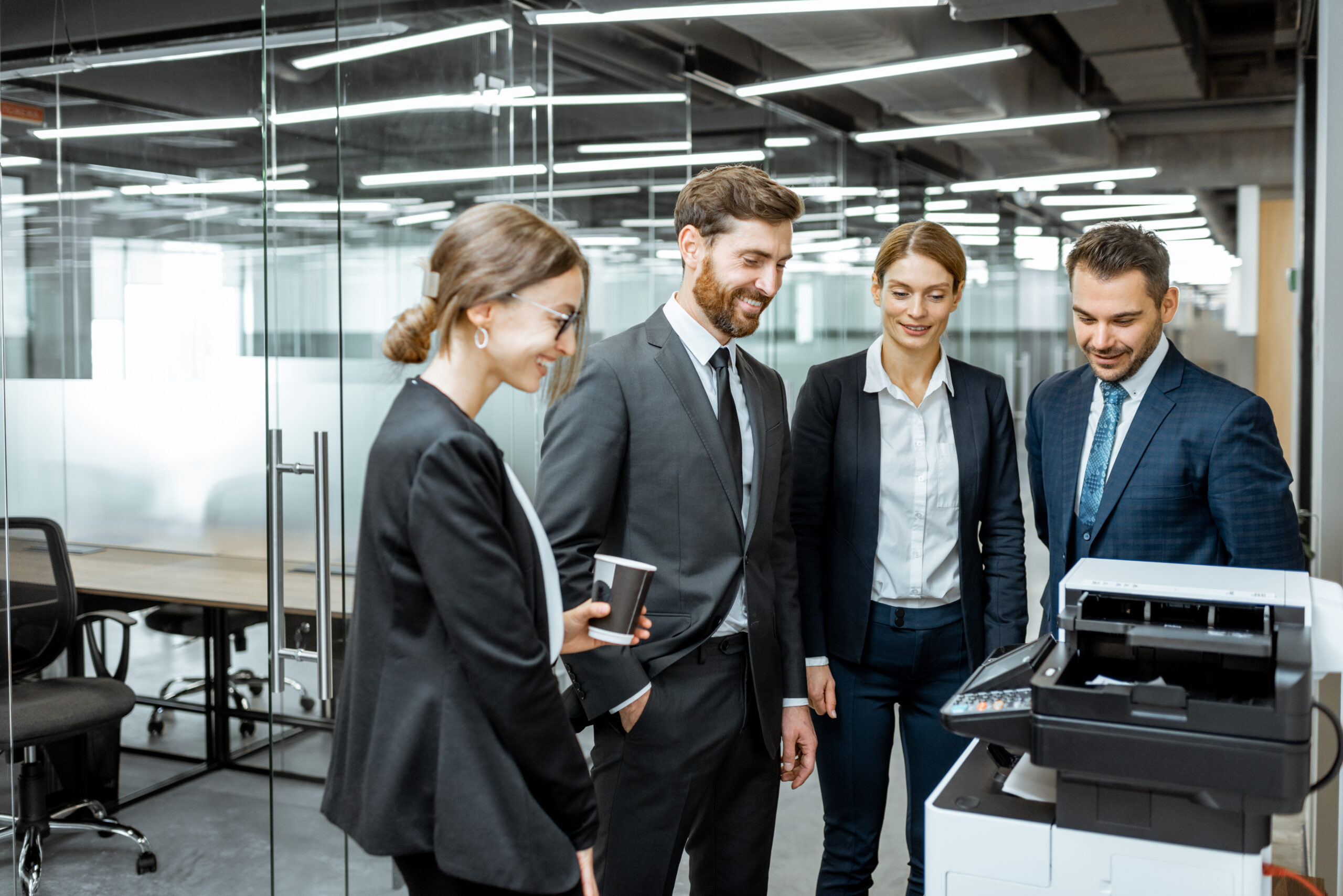 Buen ambiente en Oficina con empleados en espera impresión