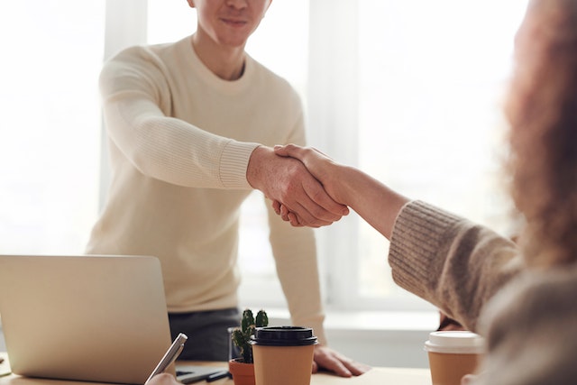 Personas dándose la mano simbolizando estar de acuerdo